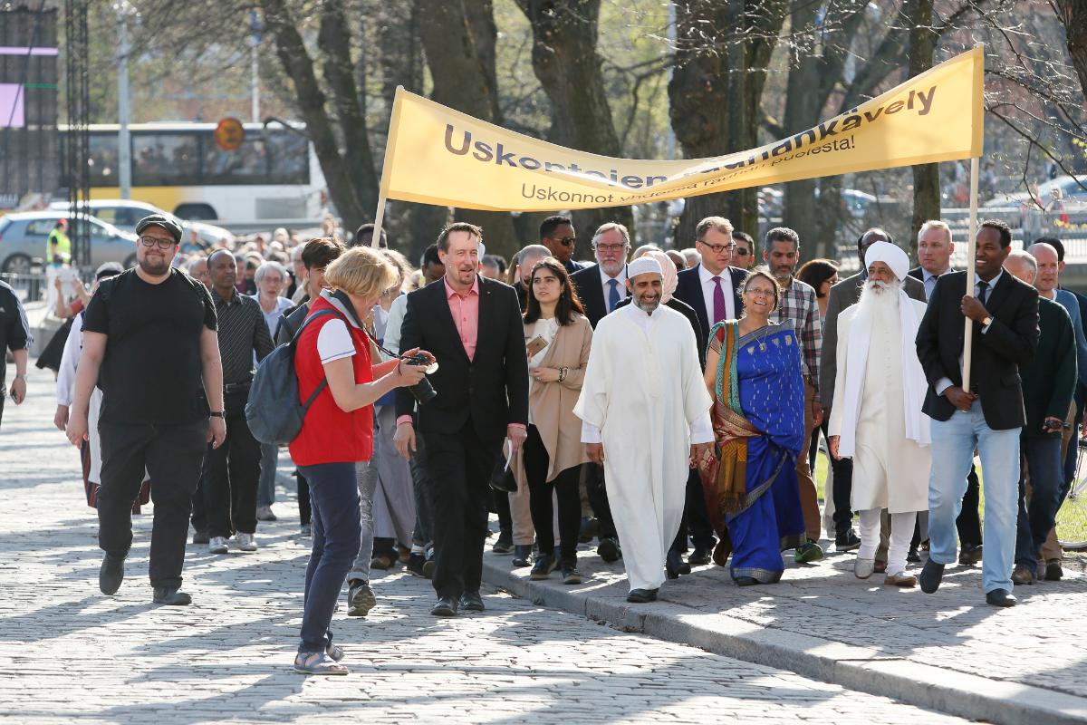 Uskonnot, rauha ja kotoutuminen -seminaarin osallistujat tekivät Turussa yhdessä pienen rauhankävelyn. Mukana oli uskonnollisia johtajia ja pääministeri Juha Sipilä.